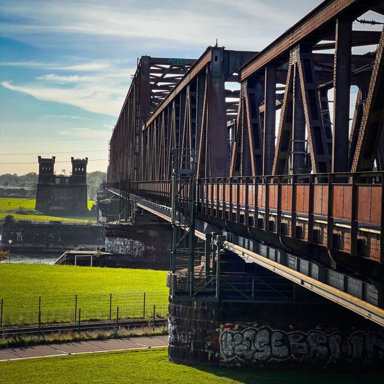 Alte Eisenbahnbrücke im Rheinpark Duisburg Wanheim – Historische Industriefotografie